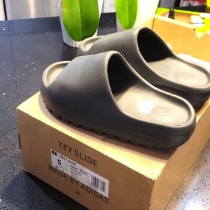 Yeezy slide  5 black